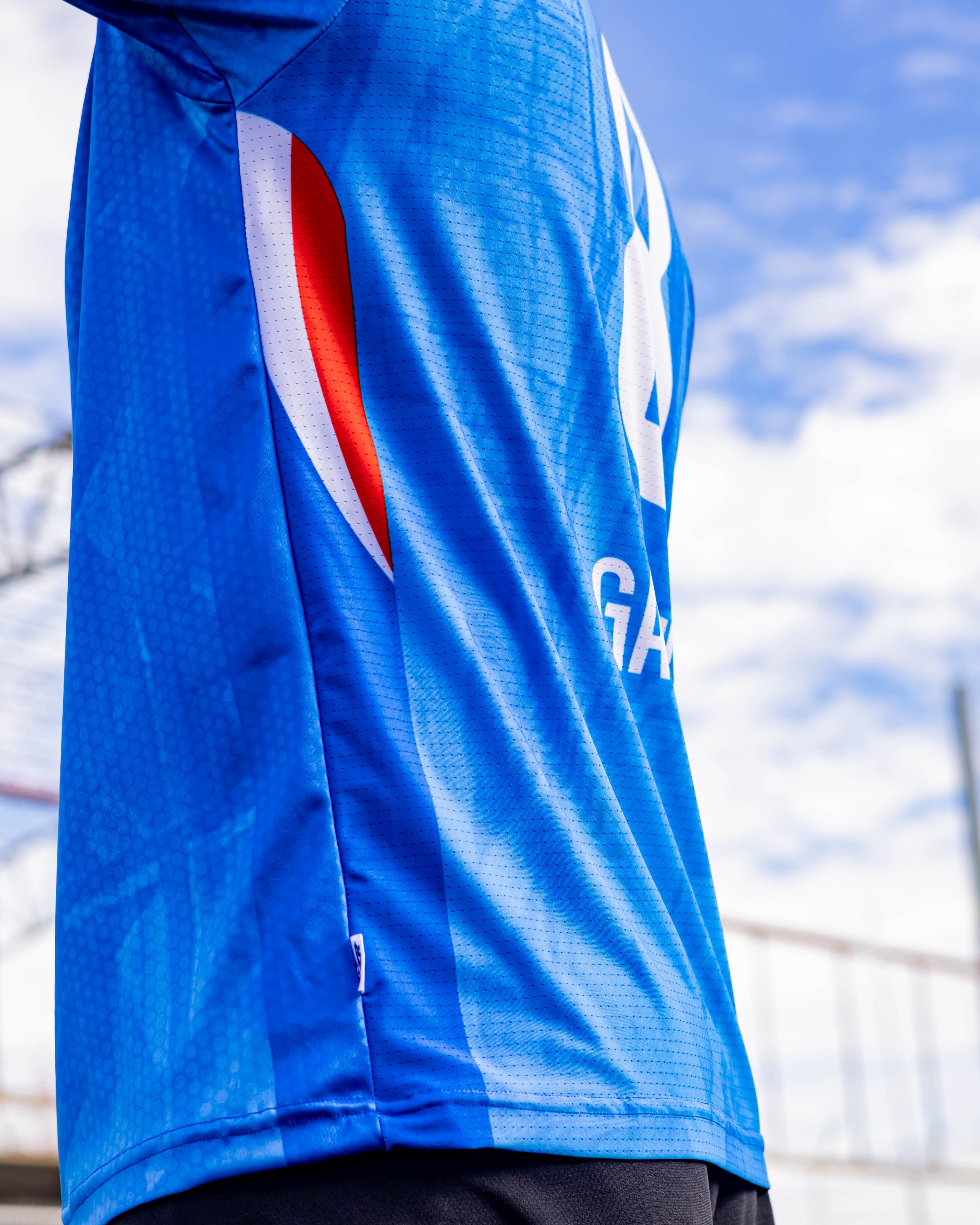 Uniforme de fútbol fabricado por DZR